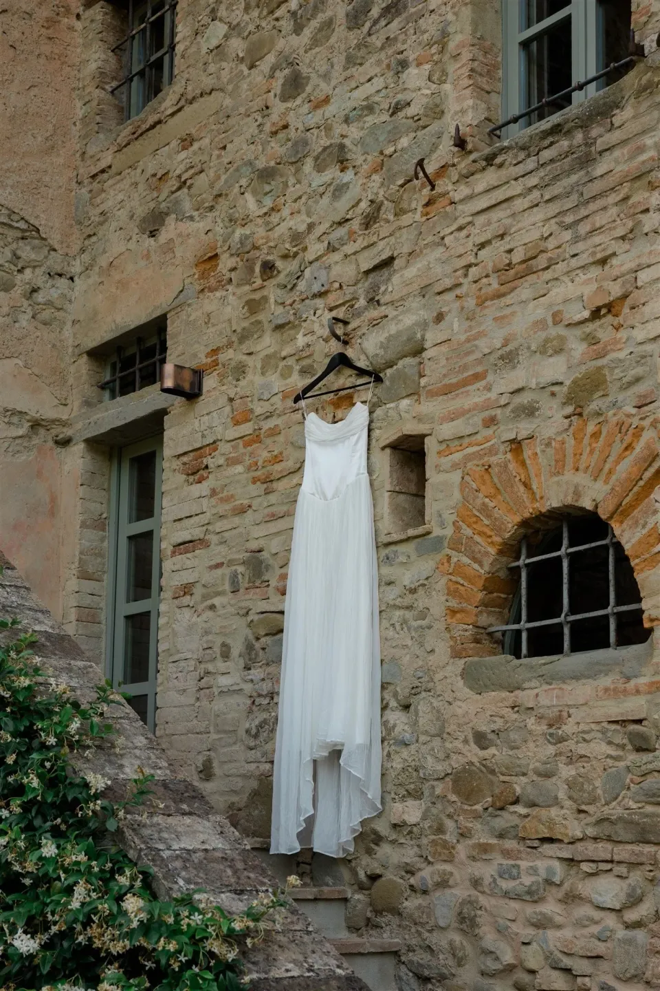 Elopement in Tuscany by the Elopement Collective at Vocabolo Moscatelli photographed by House of Love, featuring Josh Withers wedding celebrant.
